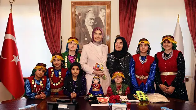 Yöresel kıyafetleri ile gelen kadınlar valiye kültürlerini anlattı