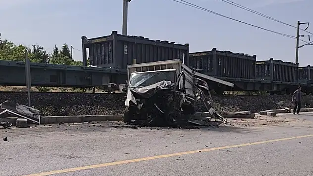 Yük treni kamyonete çarptı