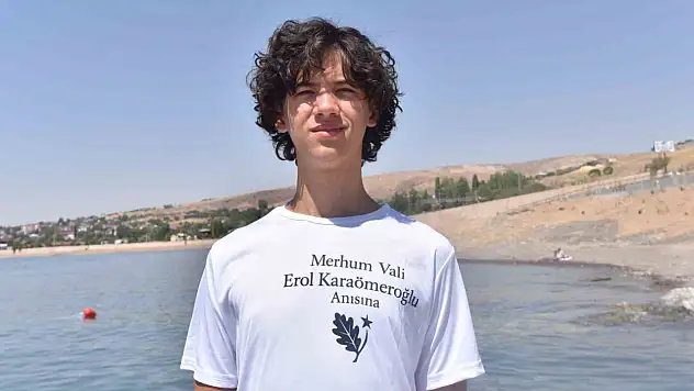 Yüzme maratonunun en küçüğü 3,5 saatte hedefe ulaştı