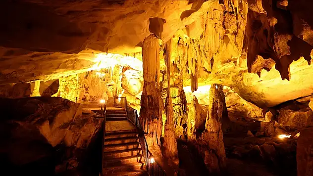 Ziyaretçiler mağarada rahat bir nefes alıyor
