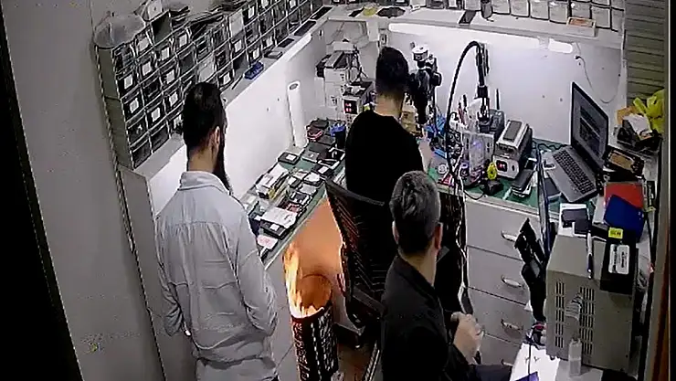 Çöpe atılan cep telefonu bataryası bomba gibi patladı