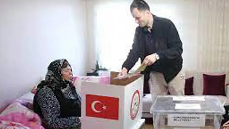 Hasta ve engelliler 'seyyar sandık' ile oylarını kullandı