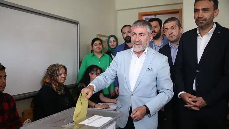 Bakan Nebati aday olduğu Mersin'de oyunu kullandı