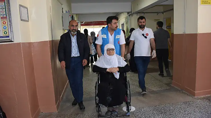 Siirt'te 85 yaşındaki kadının oy kullanması için ambulans seferber oldu