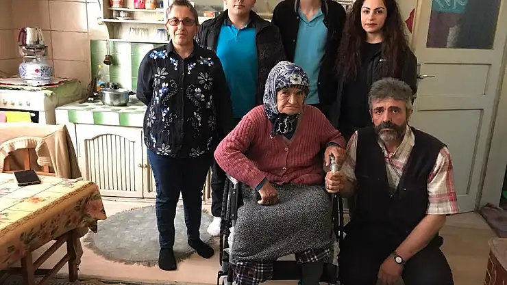 Liseden engelli vatandaşa tekerlekli sandalye