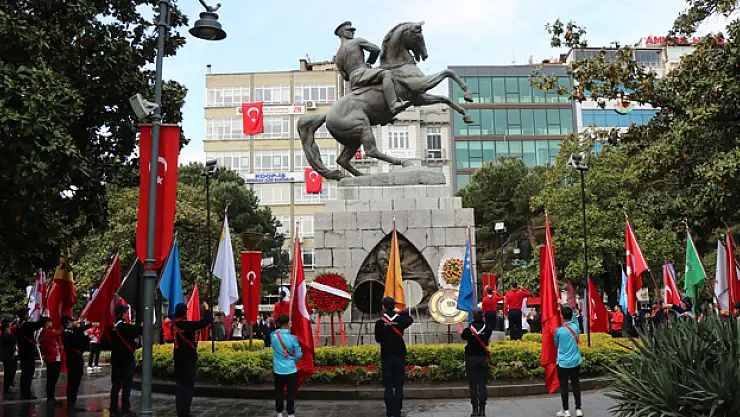 19 Mayıs kutlamaları Atatürk Anıtı'ndaki törenle başladı