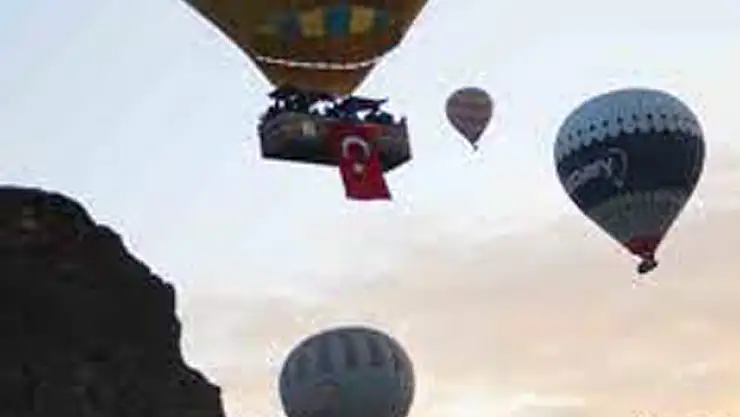 Kapadokya'da balonlar Türk bayrakları ve Atatürk posteri ile uçtu