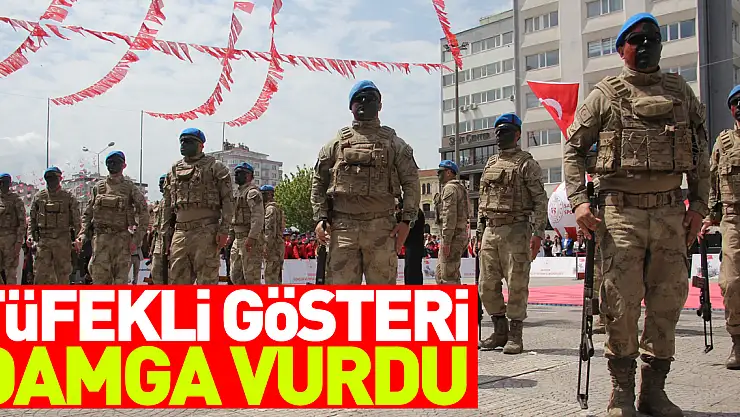 Kutlamalara komandoların tüfekli gösterisi damga vurdu