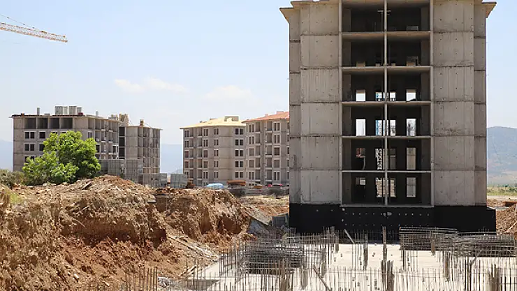İslahiye'de depremzedeler için yapılan kalıcı konutlar hızla yükseliyor