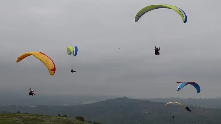 Yamaç paraşütçüleri 19 Mayıs'a özel Türk bayraklarıyla uçtu