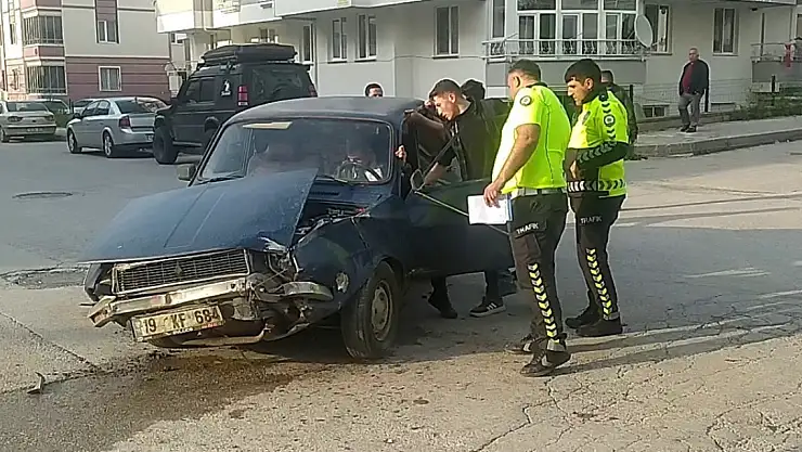 Otomobil, minibüsle çarpıştı: 2 yaralı