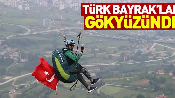 Yamaç paraşütçüleri Türk bayraklarıyla uçtu