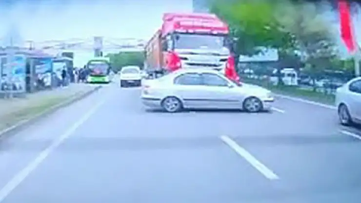 Samsun'da yürekleri ağza getiren kaza kameraya yansıdı