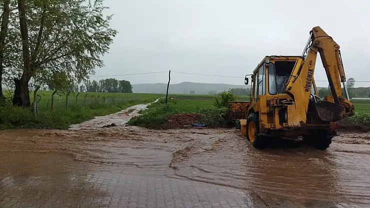 Çorum'da kuvvetli sağanak hayatı felç etti