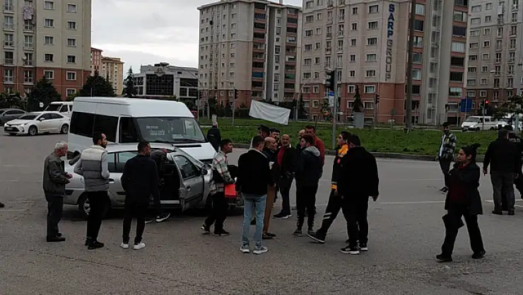 Otomobil ile yolcu minibüsü çarpıştı: 1 yaralı