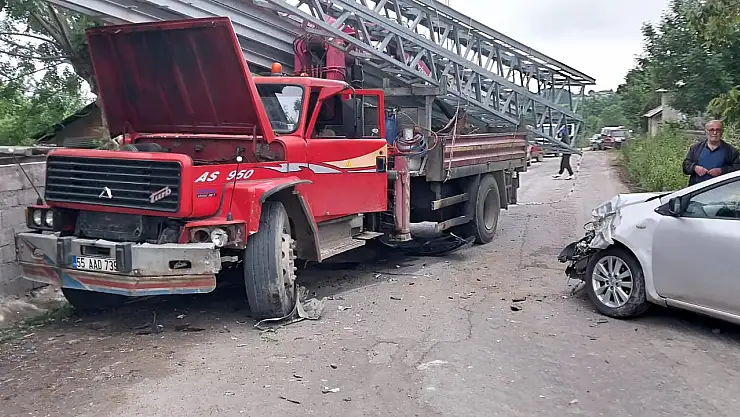 Samsun'da kamyonla otomobil çarpıştı, 2 kişi yaralandı