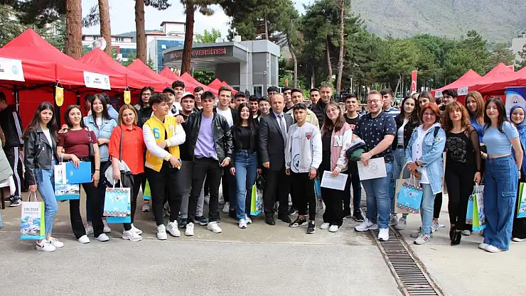 Anadolu Üniversiteler Birliği, 11 ilde üniversiteyi hedefleyen öğrencilerle buluştu