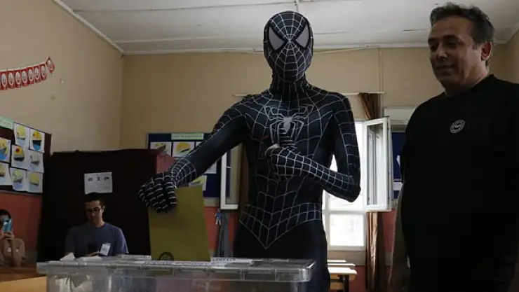 Adanalı 'Örümcek Adam', Cumhurbaşkanlığı seçimi için oyunu kullandı