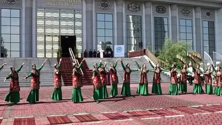Türkmenistan'da 'Halı Bayramı' kutlandı