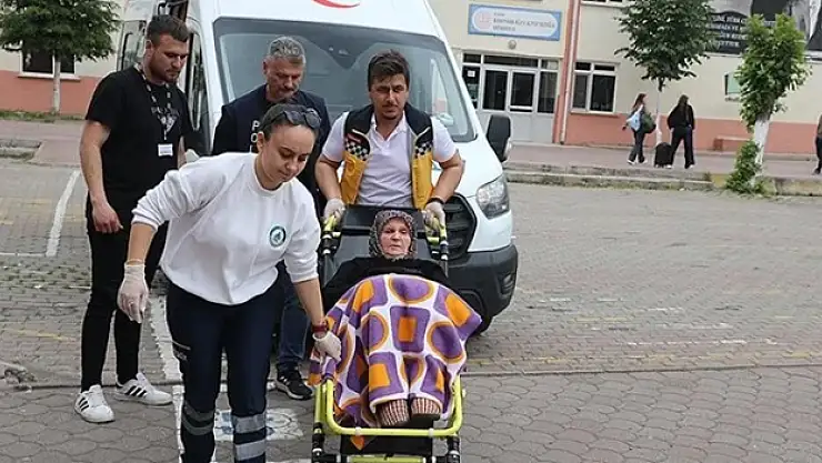 Bazı vatandaşlar oy kullanacakları okullara ambulansla getirildi