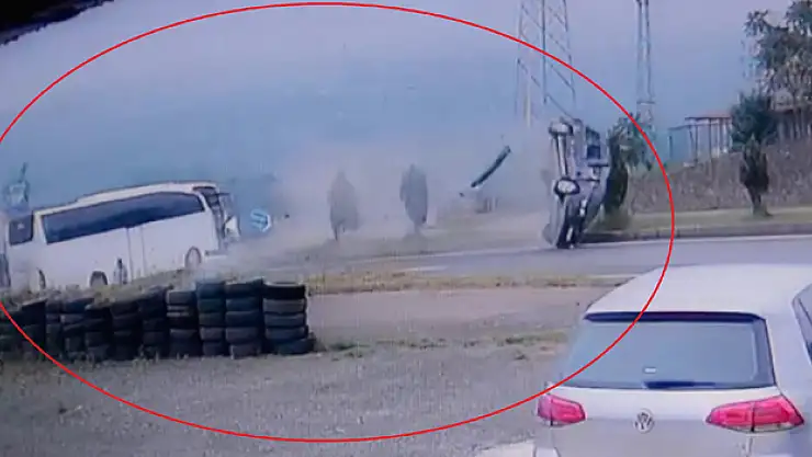 Ordu'da yolcu otobüsü ile hafif ticari aracın çarpıştığı kaza kamerada