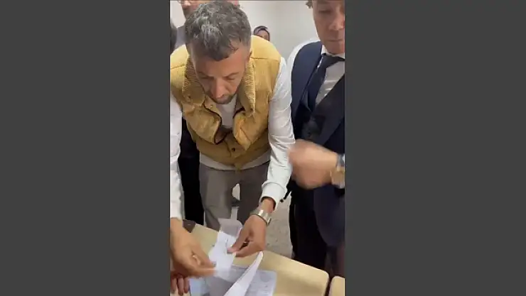 Ağabeyinin yerine oy kullanmak isterken yakalandı