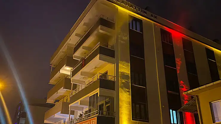 Yakakent'te fişte takılı kalan ütü yangına yol açtı