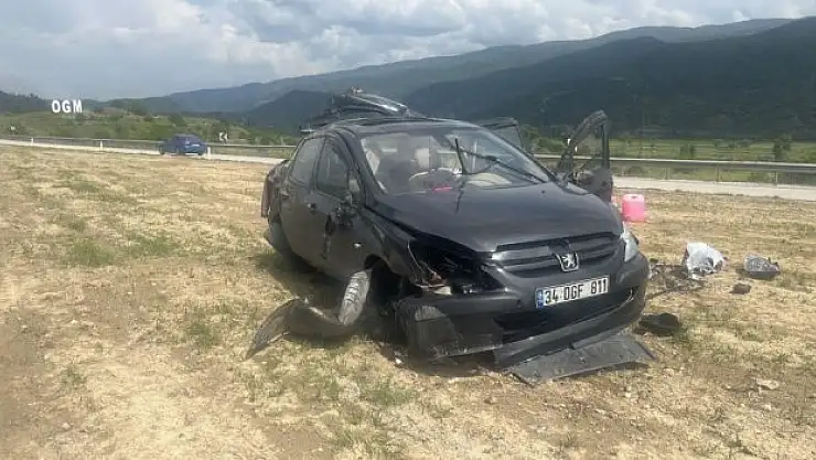 D100'de otomobil takla attı: 3 yaralı