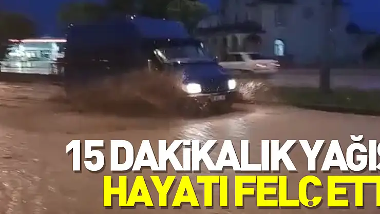 15 dakikalık yağış Vezirköprü'de hayatı felç etti