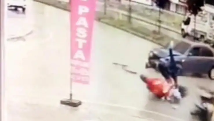 Samsun'da otomobilin 2 motosiklete çarpma anı kamerada