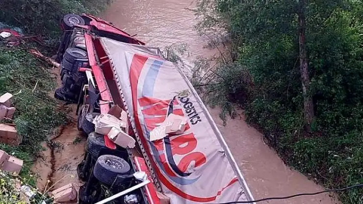 Samsun'da tır çaya devrildi: 2 yaralı