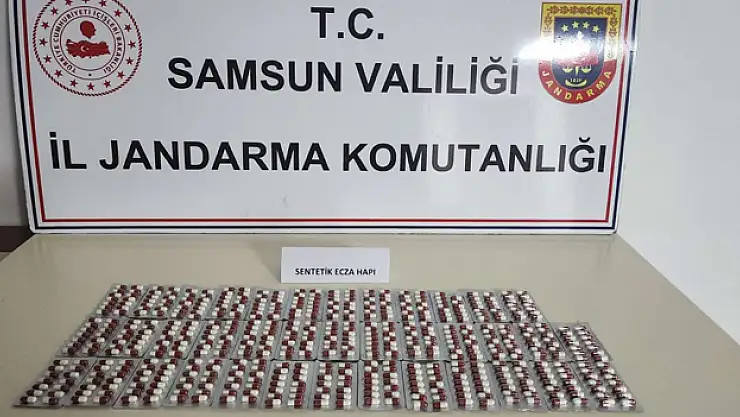 Samsun'da ikamet kapısına zulalanmış 552 uyuşturucu hap ele geçirildi