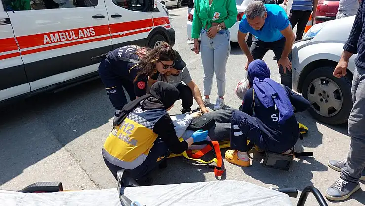 Yolun karşısına geçmeye çalışan kadına araç çarptı: Kaza anı kamerada