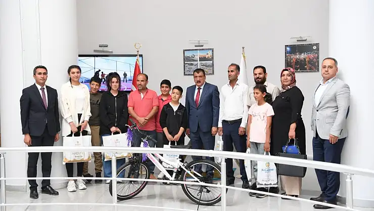 Cumhurbaşkanı Erdoğan'ın söz verdiği hediyeleri ulaştırdı