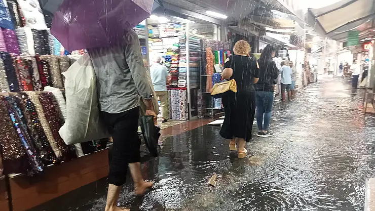 İzmir'de Tarihi Kemeraltı Çarşı'nı su basarken, yollar göle döndü