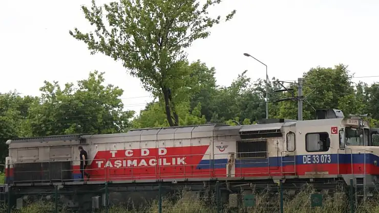 Yük treninin çarptığı yaşlı adam ağır yaralandı