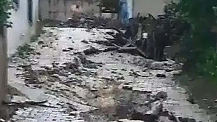 Samsun'da sağanak su baskınlarına sebep oldu