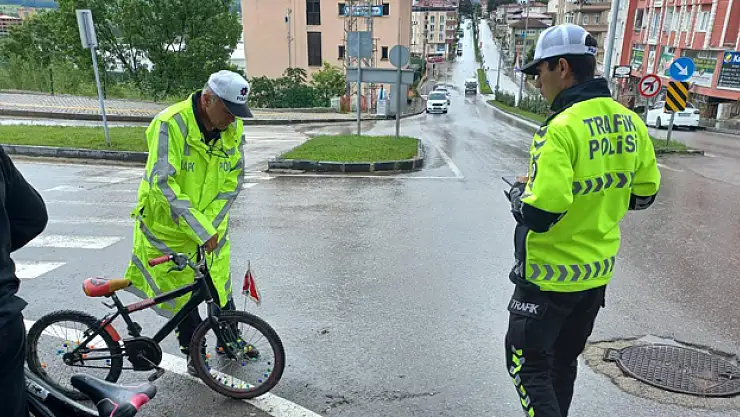 Bisiklet otomobile çarptı