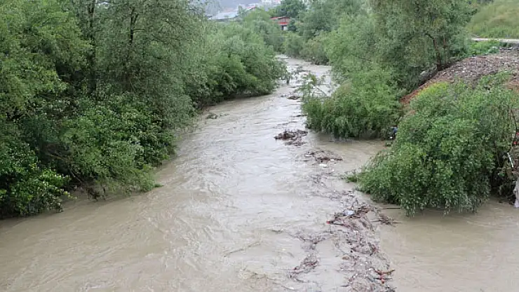 Samsun'un Bafra ilçesinde sel dolayısıyla grup yolunda ulaşım sağlanamıyor
