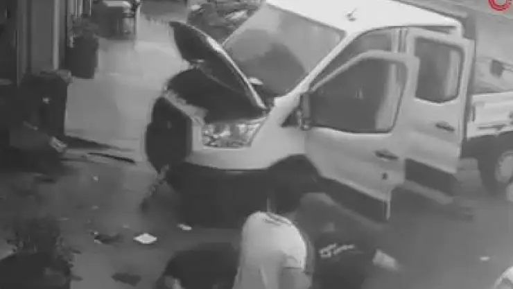 Akü değiştirken bir anda yola savruldular, o anlar kamerada