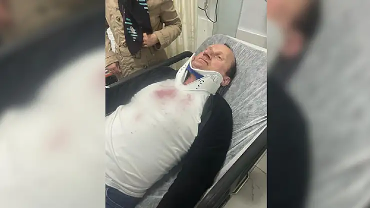 Kırmızı ışıkta beklerken aracının içinde darp edildi