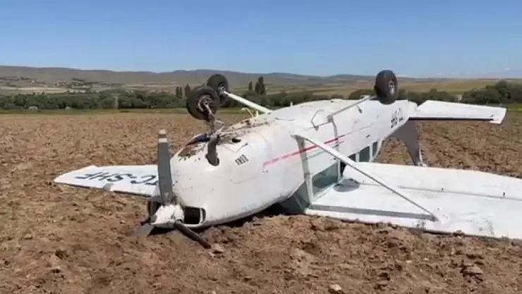 Aksaray'da eğitim uçağı düştü, pilotlar sağ kurtuldu