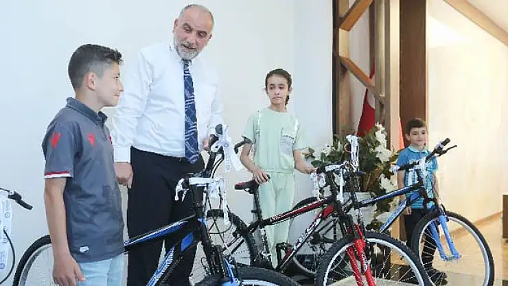 Canik Belediyesi'nden öğrencilere karne hediyesi