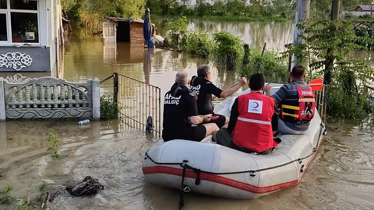 Samsun'da AFAD ve Kızılay selzedelerin imdadına yetişti