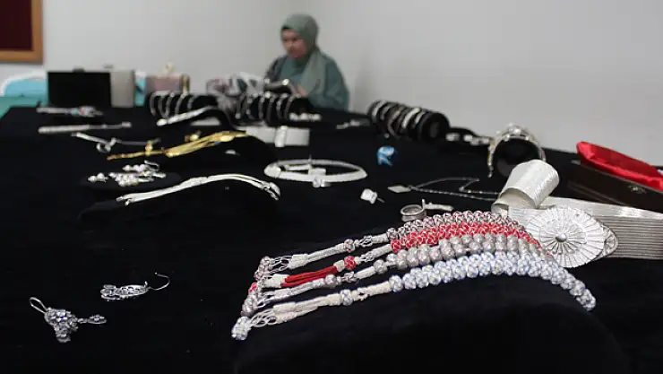 Samsunlu kadınlar halk eğitimi merkezinde takı yaparak kazanç sağlıyor