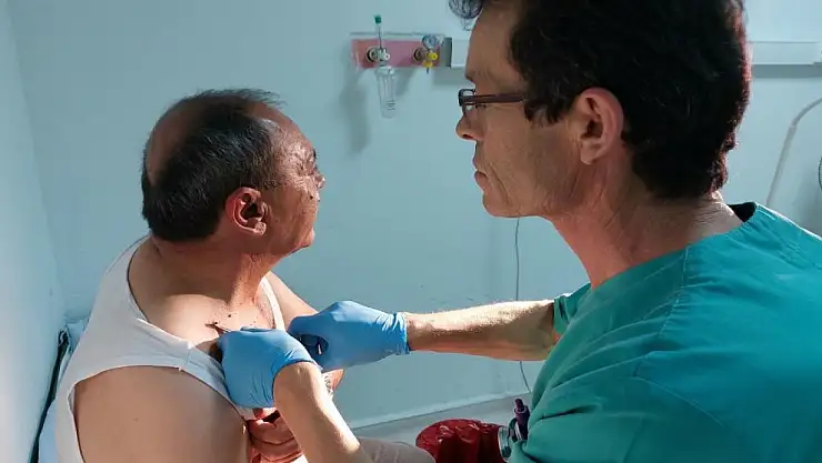 Boynuna tutunan kene hastanede çıkartıldı