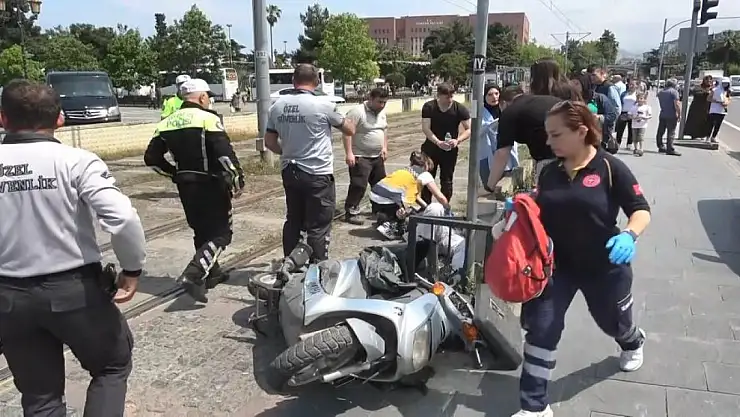 Raylardan geçen motosiklete tramvay çarptı: 1 yaralı