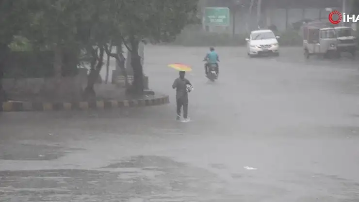 Pakistan'ı fırtına vurdu: 19 ölü