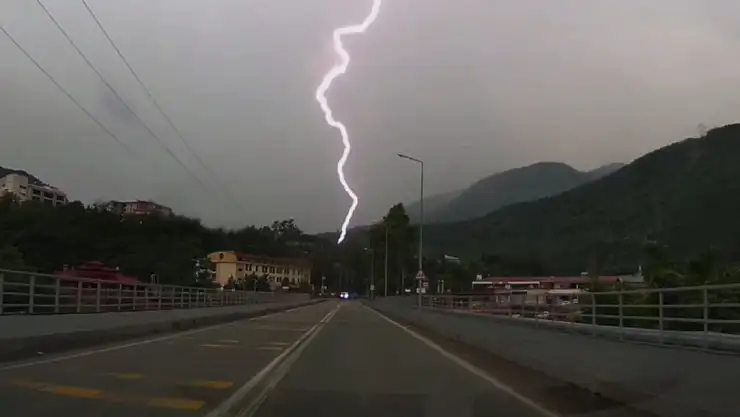 Artvin'de yıldırım düşme anı araç kamerasına yansıdı