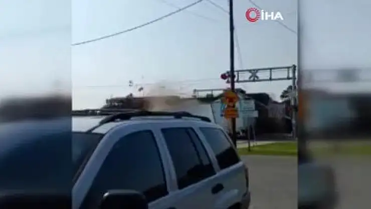 Yük treni hemzemin geçitteki kamyonu biçti